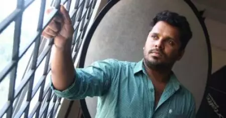 സംഘപരിവാര്‍ ബോംബ് ഉണ്ടാക്കുന്നതിനെക്കാളും നല്ലത് സിനിമ എടുക്കുന്നതാണ്: ആഷിഖ് അബു