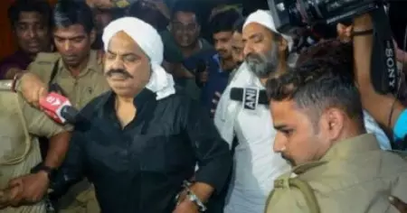 മാധ്യമങ്ങളോട് സംസാരിക്കവെ, പൊലീസ് വലയത്തില്‍; 'ജയ് ശ്രീറാം' വിളിച്ച് ആതിഖ് അഹമ്മദിനെയും സഹോദരനെയും വധിച്ചു