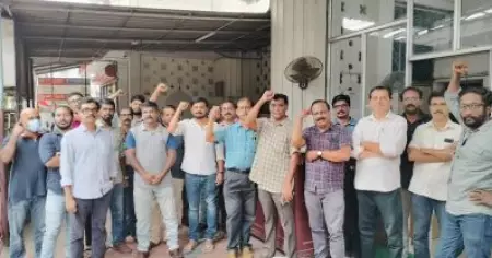 23 പ്രൂഫ് റീഡര്‍മാരെ പിരിച്ചുവിട്ട് മാധ്യമം; പണിമുടക്കി പ്രതിഷേധിച്ച് ജീവനക്കാര്‍