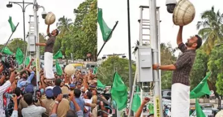 'മൂടി വെക്കാനാകില്ല ഈ അഴിമതി'; എ.ഐ. ക്യാമറ കൊട്ടകൊണ്ട് മൂടി പി.കെ; യൂത്ത് ലീഗ് സമരത്തിന്റെ ചിത്രം വൈറല്‍