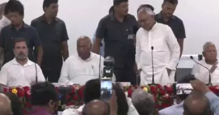 ബി.ജെ.പിക്കെതിരെ ഒറ്റക്കെട്ടെന്ന് പ്രതിപക്ഷം; ചരിത്രം ഇവിടെ തുടങ്ങുകയാണെന്ന് ബി.ജെ.പിക്ക് മുന്നറിയിപ്പുമായി മമത