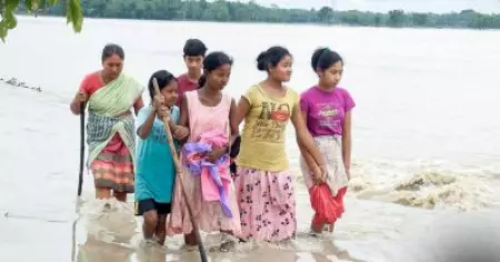 അസമിലെ വെള്ളപ്പൊക്കം; മൂന്ന് പേര്‍ മരിച്ചു; നാല് ലക്ഷത്തോളം പേരെ ബാധിച്ചെന്ന് റിപ്പോര്‍ട്ട്