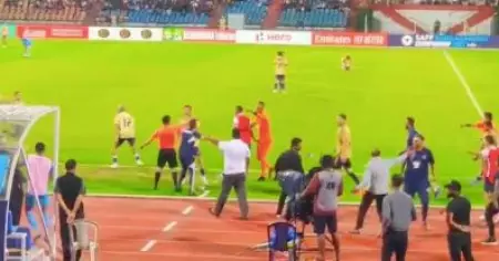 അടിച്ചത് സെല്‍ഫ് ഗോള്‍ ആണെങ്കിലും ഇവന്‍മാരുടെ ഷോയ്ക്ക് ഒരു കുറവും ഇല്ല; ഇന്ത്യന്‍ ബെഞ്ചിന് മുമ്പില്‍ പ്രകോപനവുമായി കുവൈത്ത് താരങ്ങള്‍; വീഡിയോ