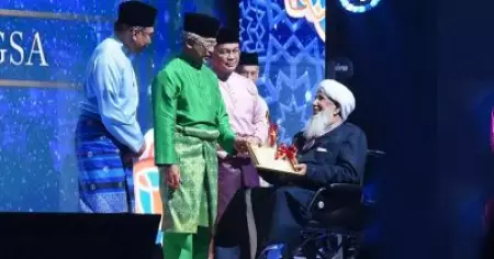 ലോക മുസ്‌ലിം പണ്ഡിതര്‍ക്കുള്ള മലേഷ്യന്‍ പരമോന്നത പുരസ്‌കാരം കാന്തപുരത്തിന് സമ്മാനിച്ചു