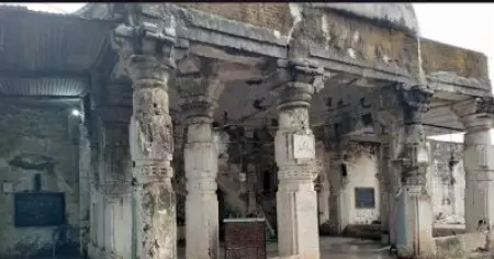 ക്ഷേത്രത്തിന്റെ രൂപമുണ്ടെന്ന് പരാതിപ്പെട്ട് മുസ്‌ലിം പള്ളി പൂട്ടിച്ചു; ഹൈക്കോടതിയെ സമീപിച്ച് ജുമാ മസ്ജിദ് ട്രസ്റ്റ് കമ്മിറ്റി
