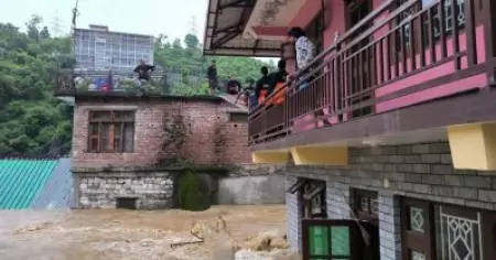 പേമാരിയില്‍ വലഞ്ഞ് ഉത്തരേന്ത്യ; ഹിമാചല്‍ പ്രദേശില്‍ മിന്നല്‍പ്രളയം; ദല്‍ഹിയിലും വെള്ളപ്പൊക്കം, വീഡിയോ