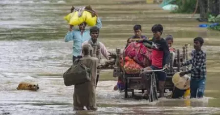 കരകവിഞ്ഞൊഴുകി യമുന; ദല്‍ഹി പ്രളയത്തില്‍ മുങ്ങുന്നു; നിരോധനാജ്ഞ പ്രഖ്യാപിച്ചു