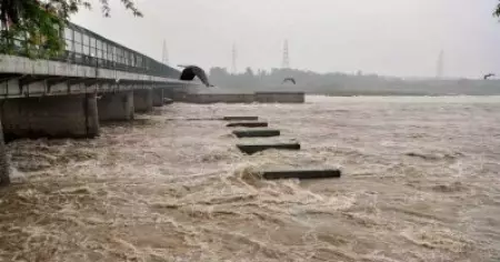 രാജ്യതലസ്ഥാനം പ്രളയത്തിലേക്ക്; യമുനയിലെ ഒഴുക്ക് നിയന്ത്രിക്കാന്‍ അമിത് ഷായുടെ സഹായം തേടി കെജ്‌രിവാള്‍