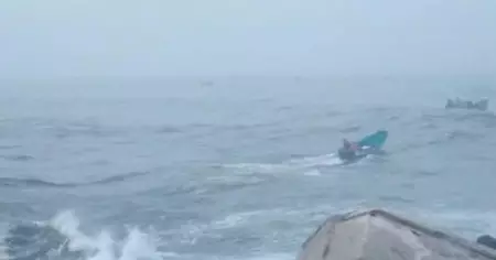 തിരുവനന്തപുരത്ത് വീണ്ടും മത്സ്യബന്ധന വള്ളം മറിഞ്ഞു; മൂന്ന് തൊഴിലാളികള്‍ ആശുപത്രിയില്‍