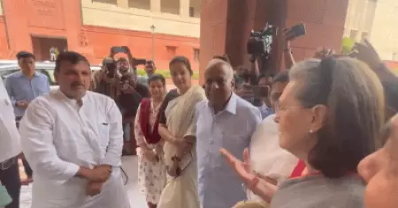 എന്റെ പിന്തുണ കൂടെയുണ്ട്; എ.എ.പി എം.പി സഞ്ജയ് സിങ്ങിനോട് സോണിയ ഗാന്ധി