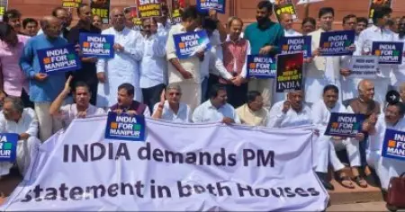 മോദി മണിപ്പൂരിനെക്കുറിച്ച് സംസാരിക്കണം; പാര്‍ലമെന്റിന് പുറത്ത് 'ഇന്ത്യ'യുടെ ആദ്യ പ്രതിഷേധം