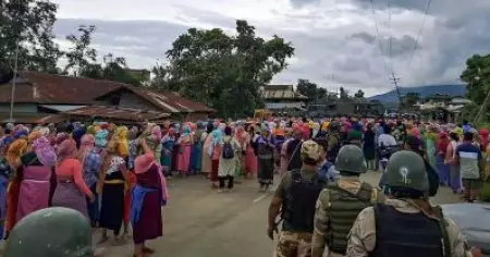 ഞങ്ങള്‍ക്ക് നേരെ ഏത് നിമിഷവും ആക്രമണം ഉണ്ടാകും; ജവാന്റെ കാല് പിടിച്ച് കരഞ്ഞ് കുകി വനിതകള്‍