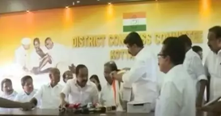 മൈക്കിനുവേണ്ടി തർക്കിച്ച് സതീശനും സുധാകരനും; വീഡിയോ വൈറൽ