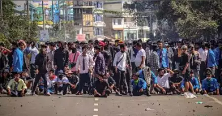 മണിപ്പൂരിൽ കൗമാരക്കാരുടെ കൊലപാതകം; വിദ്യാർത്ഥികൾ ബി.ജെ.പി ഓഫീസിന് തീയിട്ടു, പ്രശ്നബാധിത മേഖലയായി പ്രഖ്യാപിച്ചു