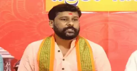 നവരാത്രി സ്റ്റാളുകളിലെ കാവിക്കൊടി കെട്ടല്‍; വി.എച്ച്.പി നേതാക്കള്‍ക്കെതിരെ കേസ്