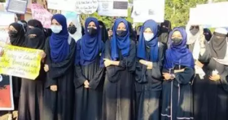 ഹിജാബ് നിരോധനത്തിന് പിന്നാലെ ജീൻസും ടീ ഷർട്ടും നിരോധിച്ച് മുംബൈ കോളേജ്
