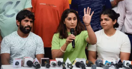 സാക്ഷി മാലികിന് ഐക്യദാര്‍ഢ്യം; ഖേല്‍ രത്ന പുരസ്‌കാരവും അര്‍ജുന അവാര്‍ഡും തിരിച്ചുനല്‍കുമെന്ന് വിനേഷ് ഫോഗട്ട്