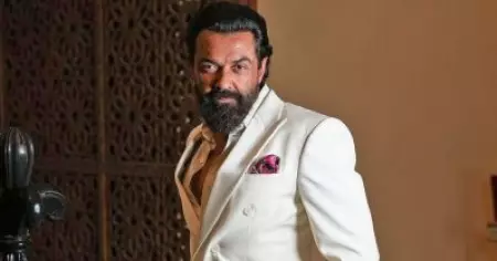 തമിഴിന് പിന്നാലെ തെലുങ്കിലും അരങ്ങേറി ബോളിവുഡ് സൂപ്പര്‍ താരം.... പിറന്നാള്‍ ദിനത്തില്‍ പോസ്റ്റര്‍ പുറത്തിറങ്ങി