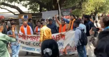 പൂനെ ഫിലിം ഇൻസ്റ്റിറ്റ്യൂട്ടിൽ ഹിന്ദുത്വ സംഘടനകളുടെ ആക്രമണം; ബാബരി മസ്ജിദ്  ബാനറിന് തീയിട്ടു