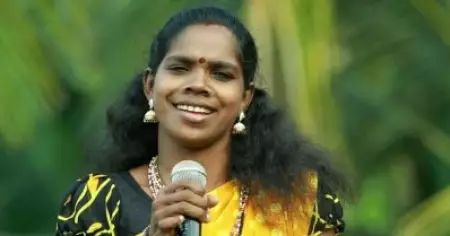 'ക്ഷേത്രങ്ങളിലേക്ക് വാ കാണിച്ച് തരാം, നിനക്ക് ഇനി ക്ഷേത്രങ്ങളില്‍ ഇടമില്ല'; മനുഷ്യ ചങ്ങലയെ പിന്തുണച്ചതില്‍ പ്രസീത ചാലക്കുടിക്കെതിരെ സംഘപരിവാറിന്റെ സൈബര്‍ ആക്രമണം