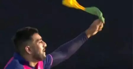 രണ്ട് വിക്കറ്റ്, തബ്രായിസ് ഷംസിയുടെ മാജിക്; ക്യാപ്റ്റനേയും പുറത്താക്കി