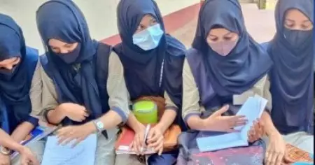 ഹിജാബ് ധരിച്ച് സ്‌കൂളിലെത്തി; മാര്‍ക്ക് കുറയ്ക്കുമെന്ന് പറഞ്ഞ് വിദ്യാര്‍ത്ഥികളെ പുറത്താക്കി സ്‌കൂള്‍ അധികൃതര്‍
