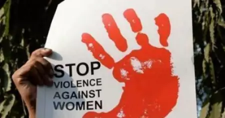 ഭൂമികയ്യേറ്റം ചോദ്യം ചെയ്തതിന് കര്‍ണാടകയില്‍ യുവതിയെ നഗ്നയാക്കി നടത്തി
