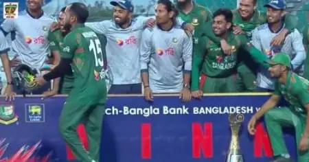 പരമ്പര സ്വന്തമാക്കി പകരം വീട്ടി, ബംഗ്ലാദേശ് ലങ്കയെ കളിയാക്കി ഒരു വഴിക്കാക്കി; വീഡിയോ വൈറല്‍
