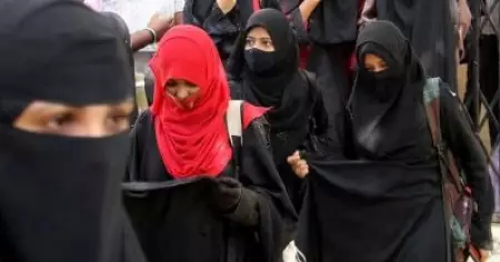 വിദ്യാര്‍ത്ഥികളുടെ ഹിജാബ് അഴിച്ചുമാറ്റാന്‍ നിര്‍ബന്ധിച്ചു; സ്‌കൂള്‍ പ്രിന്‍സിപ്പലിനെ തൽസ്ഥാനത്തുനിന്ന് മാറ്റി നടപടി