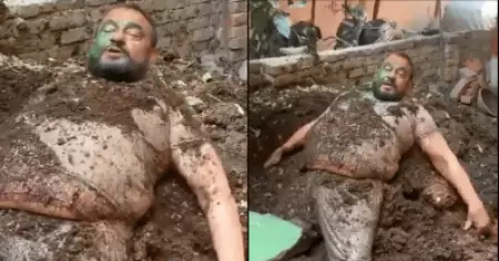 ദേഹത്ത് ചാണകം പുരട്ടി ഹോളിയാഘോഷം; ബനാറസ് ഹിന്ദു യൂണിവേഴ്‌സിറ്റി മുന്‍ ഡീനിനെ പൊങ്കാലയിട്ട് സോഷ്യല്‍ മീഡിയ