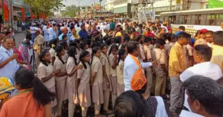 മോദിയുടെ റോഡ് ഷോയില്‍ വിദ്യാര്‍ത്ഥികളെ പങ്കെടുപ്പിച്ച സംഭവം; സ്‌കൂളിനെതിരെ കേസെടുത്ത് പൊലീസ്