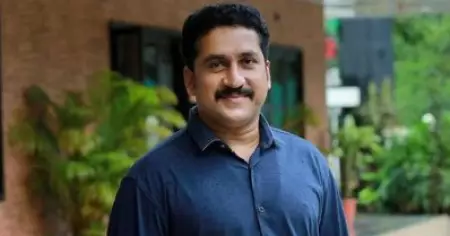 അന്ന് ഞാന്‍ ആ സിനിമയുടെ ലൊക്കേഷനില്‍ പോയതും എല്ലാവരും ദാ ലാലേട്ടന്റെ അച്ഛന്‍ വന്നുവെന്ന് വിളിച്ചു പറഞ്ഞു: സന്തോഷ് കീഴാറ്റൂര്‍
