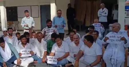 ക്ഷമ നശിച്ചു, സ്ഥാനാര്‍ത്ഥിയെ പെട്ടന്ന് പ്രഖ്യാപിക്കണം; അമേഠിയില്‍ കോണ്‍ഗ്രസ് പ്രവര്‍ത്തകരുടെ കുത്തിയിരിപ്പ് സമരം