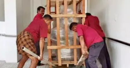 ആശുപത്രിക്കുള്ള കൂറ്റന്‍ യന്ത്രം സൗജന്യമായി ഇറക്കി ചുമട്ടു തൊഴിലാളികള്‍; സൗജന്യമായി ചെയ്തത് നേരത്തെ 15000 രൂപ കൂലി ലഭിച്ചിരുന്ന ജോലി