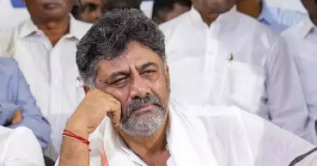 തെരഞ്ഞെടുപ്പ് പ്രചരണത്തിനിടെ തോളില്‍ കയ്യിട്ട പ്രവര്‍ത്തകനെ തല്ലി ഡി.കെ. ശിവകുമാര്‍; വീഡിയോ
