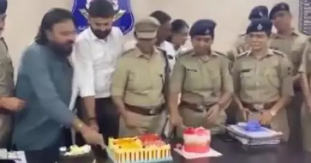 ബി.ജെ.പി നേതാവിന്റെ ജന്മദിനം ആഘോഷിച്ച് ഗുജറാത്ത് പൊലീസ്; സ്റ്റേഷൻ പാർട്ടി ഹാളാക്കി മാറ്റിയോ എന്ന് കോൺ​ഗ്രസ്
