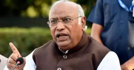 ബി.ജെ.പി പൊതുജനങ്ങളുടെ സമ്പാദ്യം ഗഡുക്കളായി ഊറ്റിയെടുക്കുന്നു; ഇന്ധന വില വര്‍ധനവില്‍ ഖാര്‍ഗെ
