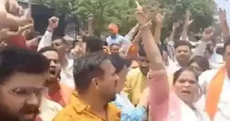 മിശ്ര വിവാഹം നടന്നാല്‍ വര്‍ഗീയ സംഘര്‍ഷം ഉണ്ടാക്കും; യു.പി പൊലീസ് സ്റ്റേഷന് മുന്നില്‍ ഭീഷണിയുമായി ബജ്‌റംഗ്ദൾ പ്രവർത്തകർ