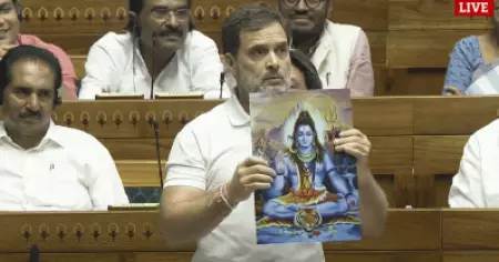 ഇന്ത്യ എന്ന ആശയവും ഭരണഘടനയും ന്യൂനപക്ഷങ്ങളും ആക്രമിക്കപ്പെടുന്നു; ദൈവങ്ങളുടെ ചിത്രങ്ങള്‍ ലോക്‌സഭയില്‍ ഉയര്‍ത്തിക്കാട്ടി രാഹുല്‍