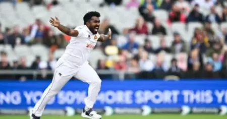 ഇംഗ്ലണ്ടിന്റെ നാല് വിക്കറ്റ് കൊയ്ത് ലങ്കന്‍ കൊടുങ്കാറ്റ്; കണ്ണുകാണാതെ ത്രീ ലയേണ്‍സ്!