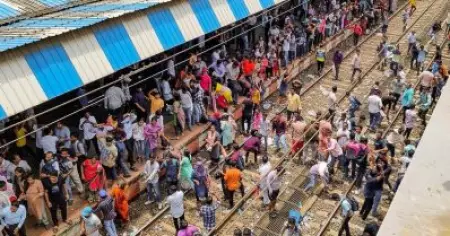 നഴ്‌സറി വിദ്യാര്‍ത്ഥിനികള്‍ക്ക് നേരെ ലൈംഗികാതിക്രമം; മഹാരാഷ്ട്രയില്‍ സ്‌കൂള്‍ അടിച്ച് തകര്‍ത്തും ട്രെയിന്‍ തടഞ്ഞും വ്യാപക പ്രതിഷേധം
