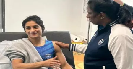 നിങ്ങൾ ഹൃദയം കൊണ്ടല്ല കൈകൊണ്ട് മാത്രമാണ് വിനേഷ് ഫോഗട്ടിനെ തൊടുന്നത്: പി.ടി ഉഷയെ വിമർശിച്ച് ശാരദക്കുട്ടി