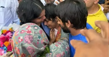പൊട്ടിക്കരഞ്ഞ് വിനേഷ്, ചേര്‍ത്തുപിടിച്ച് ആശ്വസിപ്പിച്ച് സാക്ഷി മാലിക്; ദല്‍ഹി വിമാനത്താവളത്തില്‍ വന്‍ വരവേല്‍പ്പ്