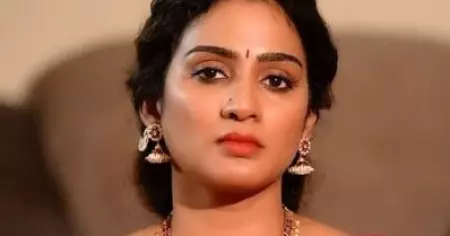 മൂന്നിൽ പഠിക്കുമ്പോഴാണ് ആ നടന്റെ സിനിമ കാണുന്നത്; നായികയായ ശേഷം ഇക്കാര്യം പറഞ്ഞു; തന്റെ വയസ് എല്ലാവരുമറിയും മിണ്ടരുതെന്ന് അദ്ദേഹം: അദിതി രവി
