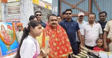 തൊട്ടാൽ വെട്ടണം; പെൺകുട്ടികൾക്ക് വാൾ വിതരണം ചെയ്ത് ബി.ജെ.പി എം.എൽ.എ