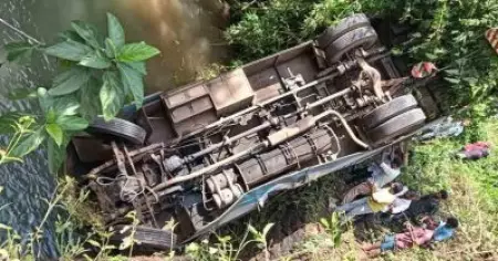 കോഴിക്കോട് കെ.എസ്.ആര്‍.ടി.സി ബസ് പുഴയിലേക്ക് മറിഞ്ഞ്‌ രണ്ട് മരണം; നിരവധി പേര്‍ക്ക് പരിക്ക്