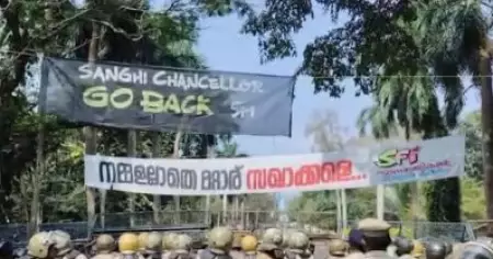 'സംഘി ചാന്‍സലര്‍ ഗോ ബാക്ക്' ബാനര്‍ കെട്ടി പ്രതിഷേധം; ഗവര്‍ണര്‍ക്കെതിരെ വീണ്ടും എസ്.എഫ്.ഐ
