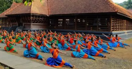 സാമ്പത്തിക പ്രതിസന്ധി; കേരള കലാമണ്ഡലത്തില്‍ കൂട്ടപിരിച്ചുവിടല്‍