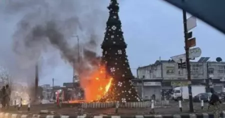 സിറിയയില്‍ ക്രിസ്മസ് ട്രീ അഗ്നിക്കിരയാക്കി; ന്യൂനപക്ഷങ്ങളെ സംരക്ഷിക്കണമെന്നാവശ്യപ്പെട്ട് പ്രതിഷേധം ശക്തമാവുന്നു