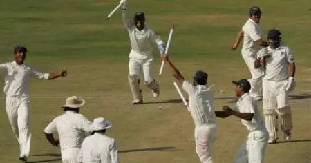 ഹാട്രിക് അടക്കം അരിഞ്ഞുവീഴ്ത്തിയത് പത്ത് വിക്കറ്റുകള്‍; ക്രിക്കറ്റ് ലോകത്തെ അമ്പരപ്പിച്ച് ഇന്ത്യന്‍ യുവതാരം